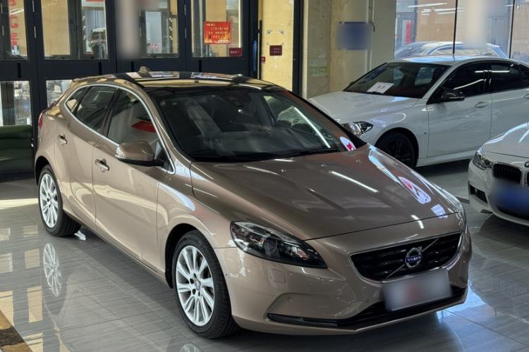 Used Volvo V40 2016 T4 Smart Luxury Edition Exterior 2