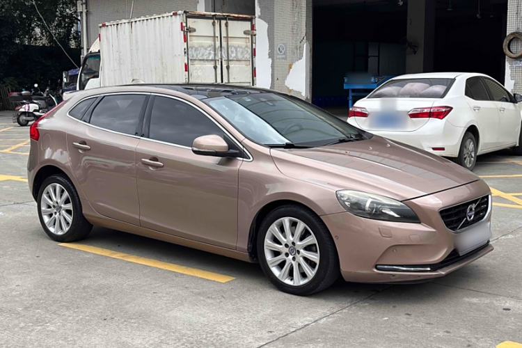 Used Volvo V40 2016 T4 Smart Luxury Edition Exterior 3