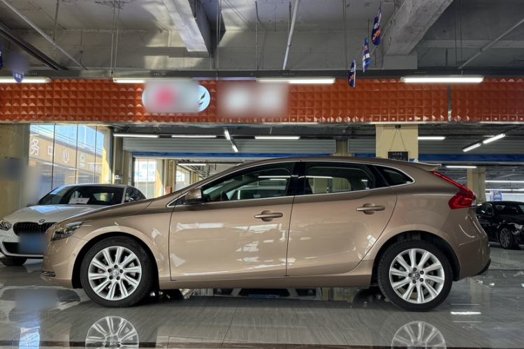 Used Volvo V40 2016 T4 Smart Luxury Edition Exterior 3