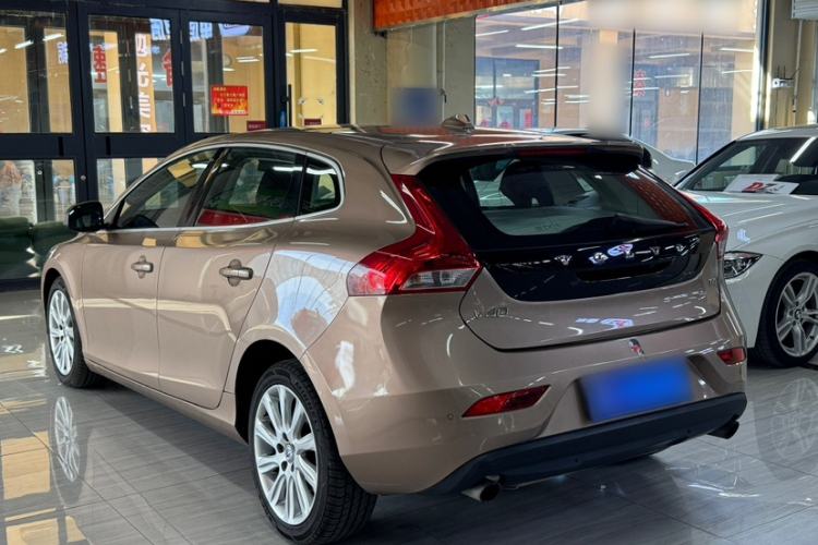 Used Volvo V40 2016 T4 Smart Luxury Edition Exterior 5