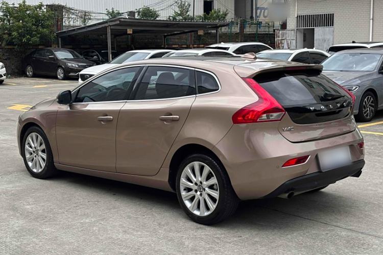 Used Volvo V40 2016 T4 Smart Luxury Edition Exterior 7