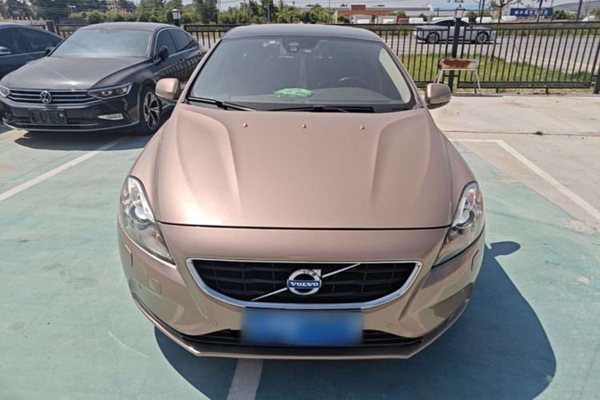 Used Volvo V40 2016 T4 Smart Luxury Edition Front