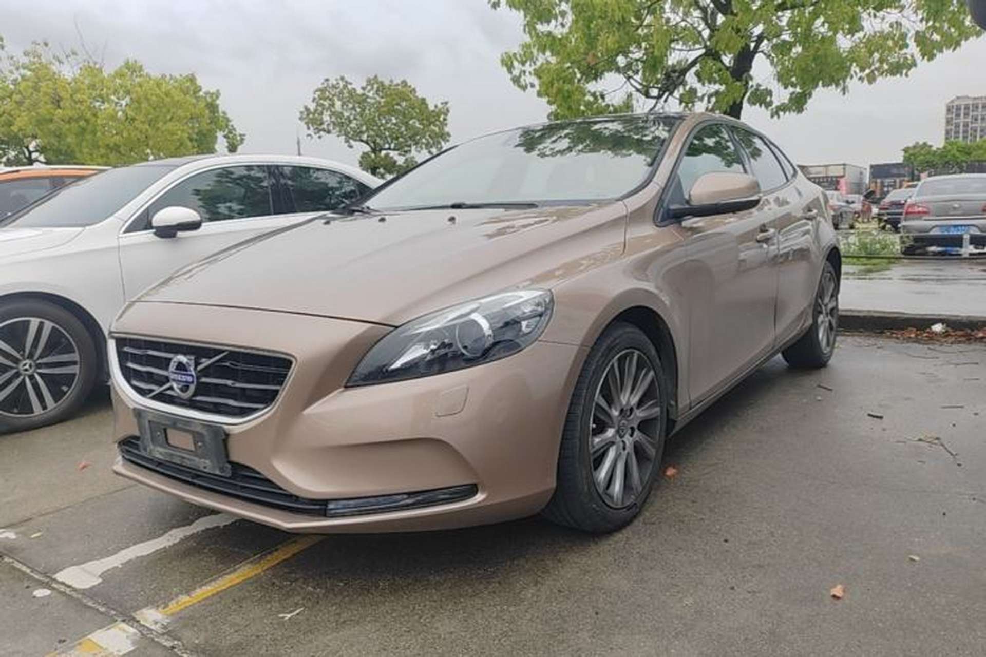 Used Volvo V40 2016 T3 Zhiyi Edition Front Left 45 Deg