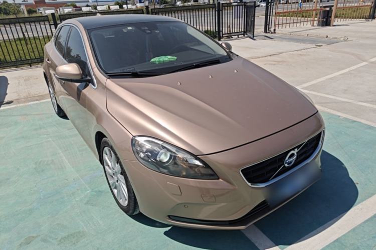 Used Volvo V40 2016 T4 Smart Luxury Edition Front Right 45 Deg