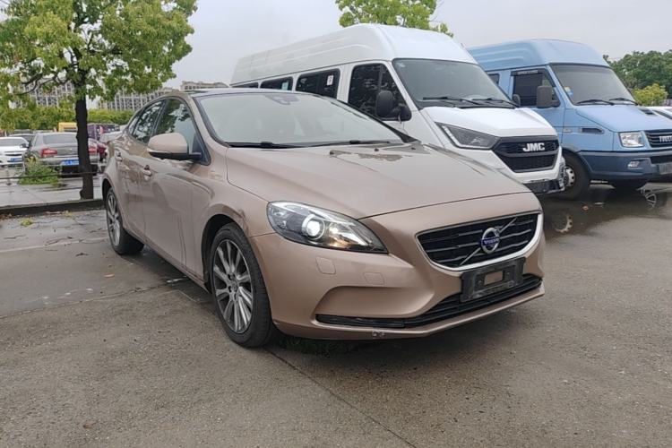 Used Volvo V40 2016 T3 Zhiyi Edition Front Right 45 Deg