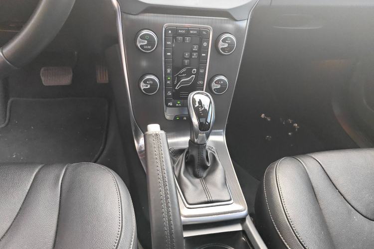 Used Volvo V40 2016 T4 Smart Luxury Edition Gear Lever