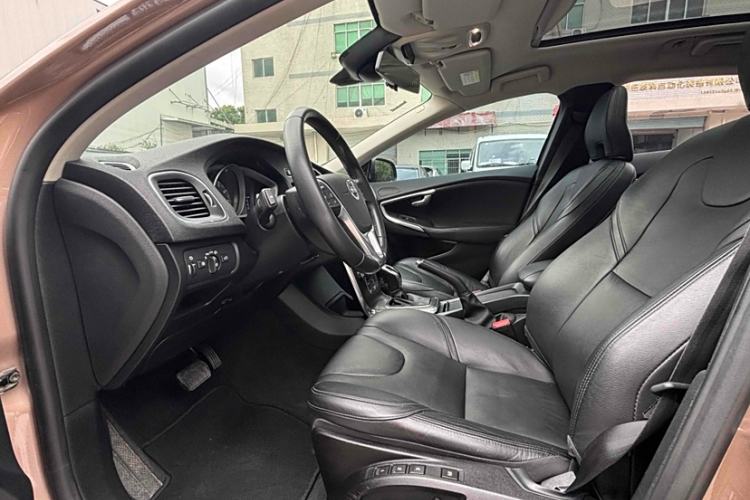 Used Volvo V40 2016 T4 Smart Luxury Edition Interior 1