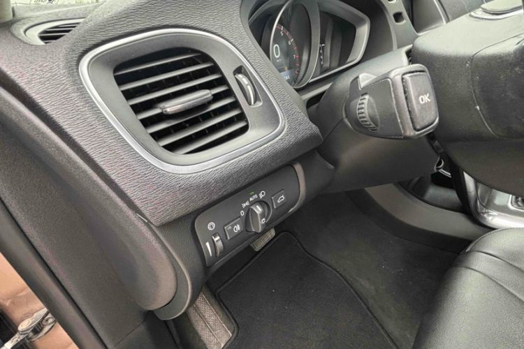 Used Volvo V40 2016 T4 Smart Luxury Edition Interior 10