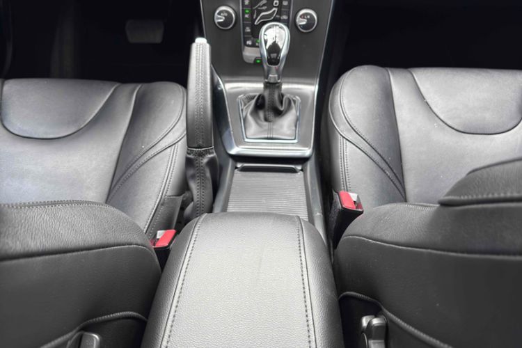 Used Volvo V40 2016 T4 Smart Luxury Edition Interior 11