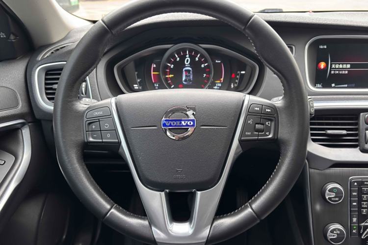 Used Volvo V40 2016 T4 Smart Luxury Edition Interior 13