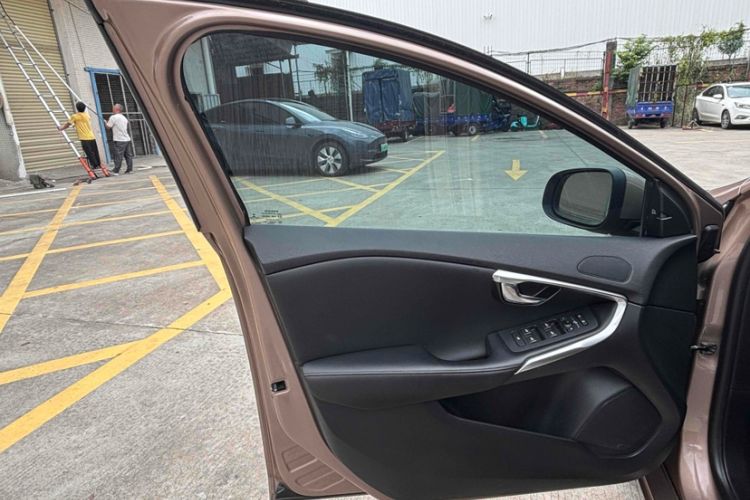 Used Volvo V40 2016 T4 Smart Luxury Edition Interior 14