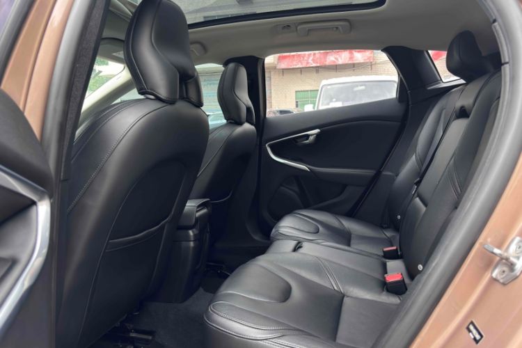 Used Volvo V40 2016 T4 Smart Luxury Edition Interior 2