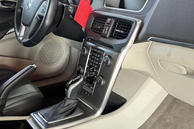 Used Volvo V40 2016 T4 Smart Luxury Edition Interior 2