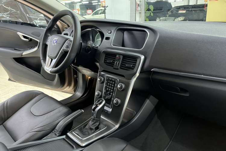 Used Volvo V40 2016 T3 Zhiyi Edition Interior 2
