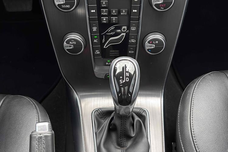 Used Volvo V40 2016 T4 Smart Luxury Edition Interior 3
