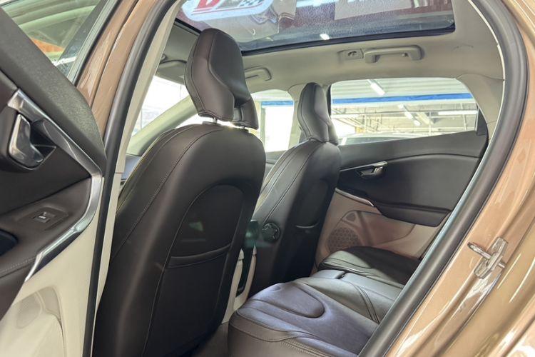 Used Volvo V40 2016 T4 Smart Luxury Edition Interior 3