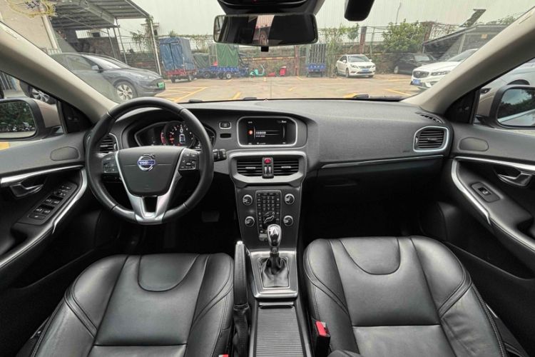 Used Volvo V40 2016 T4 Smart Luxury Edition Interior 4