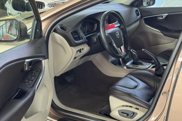 Used Volvo V40 2016 T4 Smart Luxury Edition Interior 4