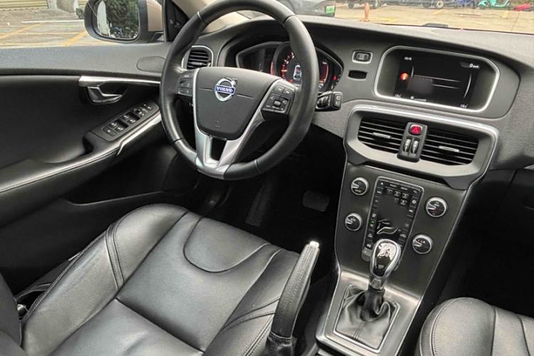 Used Volvo V40 2016 T4 Smart Luxury Edition Interior 5