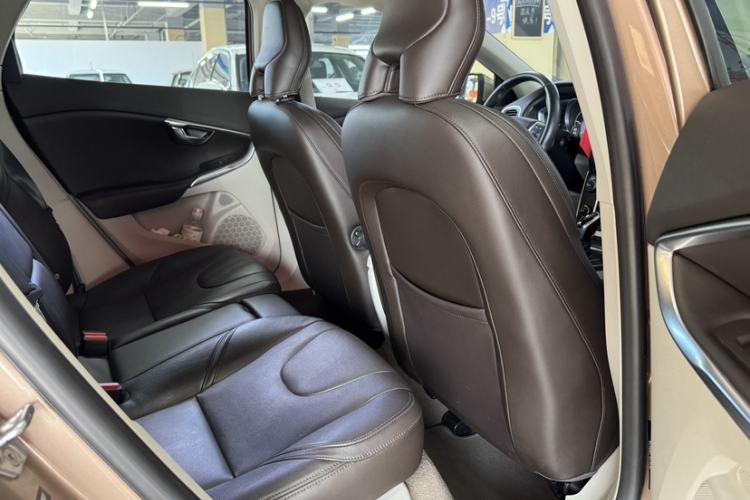 Used Volvo V40 2016 T4 Smart Luxury Edition Interior 5