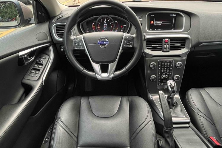 Used Volvo V40 2016 T4 Smart Luxury Edition Interior 6