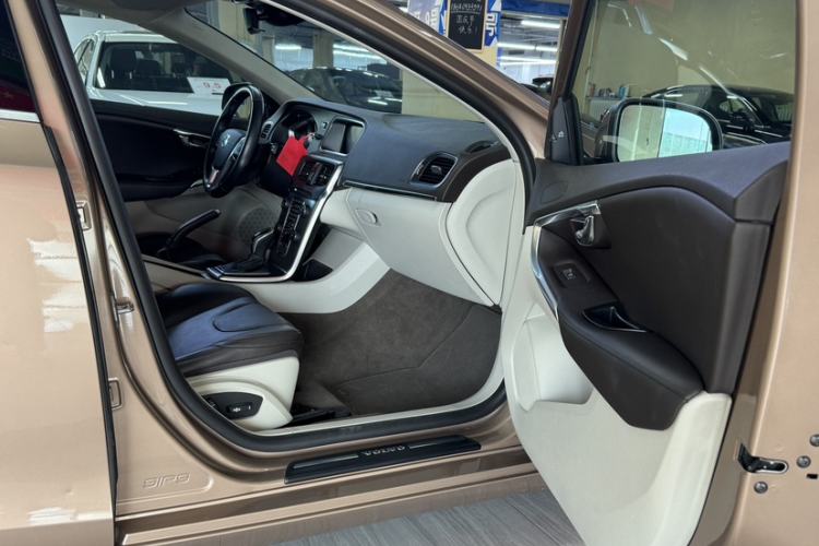 Used Volvo V40 2016 T4 Smart Luxury Edition Interior 6