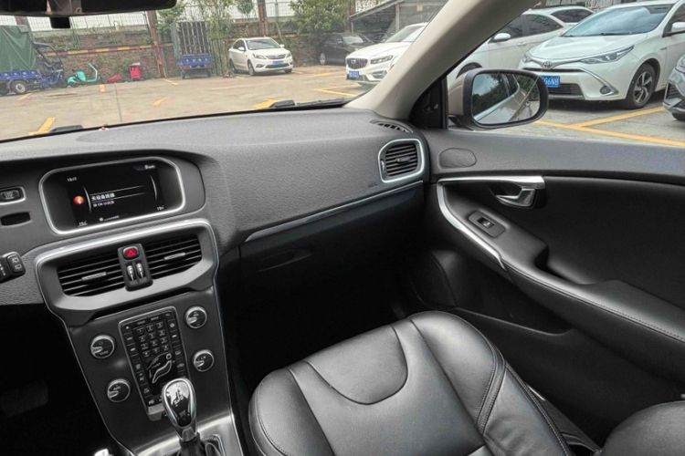 Used Volvo V40 2016 T4 Smart Luxury Edition Interior 8