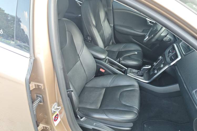Used Volvo V40 2016 T4 Smart Luxury Edition Right Front Seat