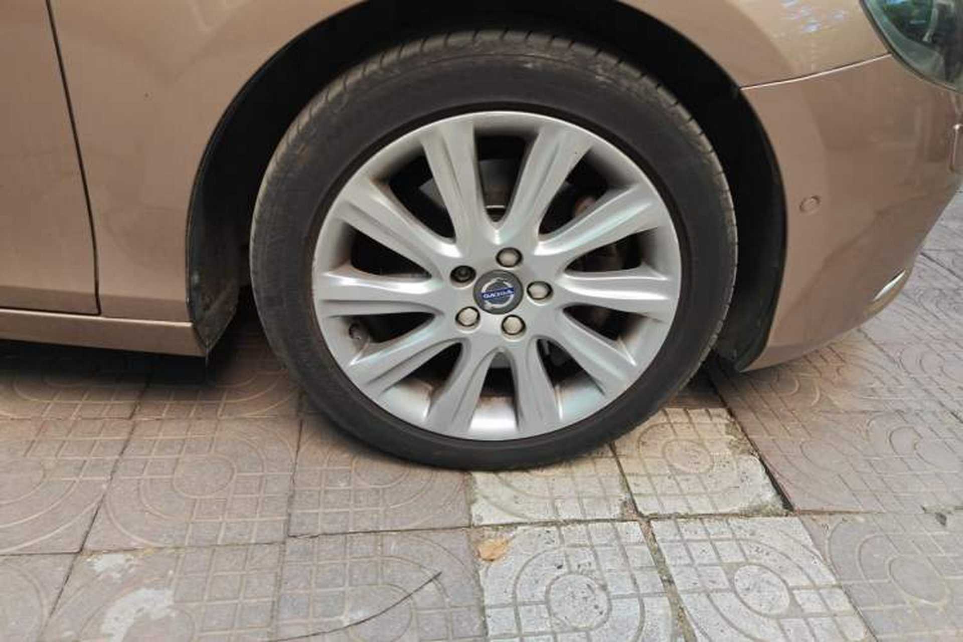 Used Volvo V40 2016 T4 Smart Luxury Edition Right Front Wheel Hub