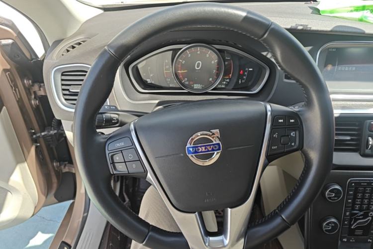 Used Volvo V40 2016 T4 Smart Luxury Edition Steering Wheel