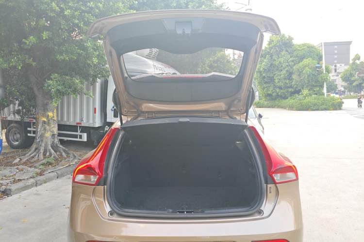 Used Volvo V40 2016 T4 Smart Luxury Edition Trunk