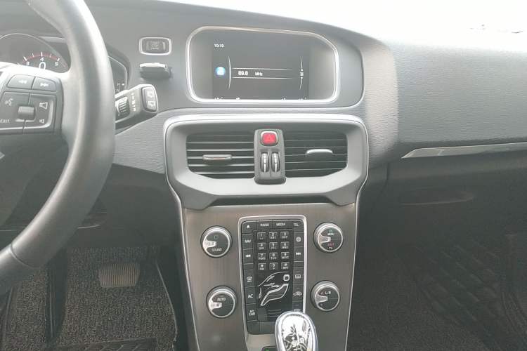 Used Volvo V40 2016 T3 Zhiyi Edition Audio And AC Panel