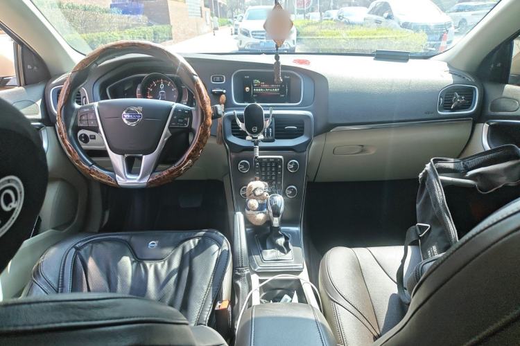 Used Volvo V40 2016 T4 Smart Luxury Edition Center Console