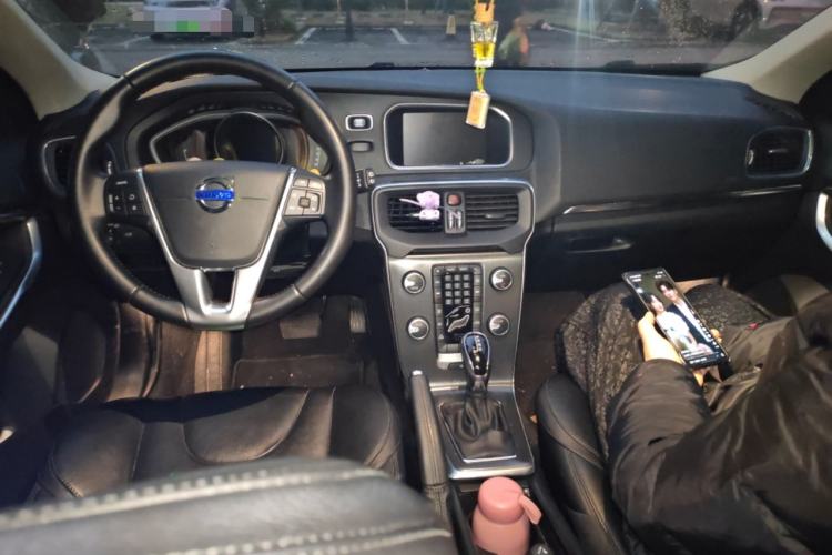 Used Volvo V40 2016 T3 Zhiyi Edition Center Console