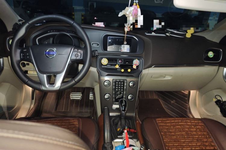 Used Volvo V40 2016 T3 Zhiyi Edition Center Console