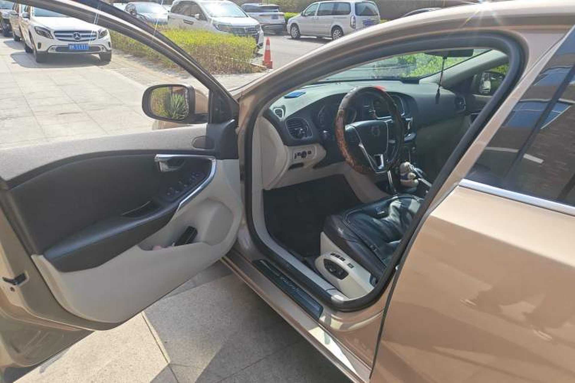 Used Volvo V40 2016 T4 Smart Luxury Edition Driver Seat