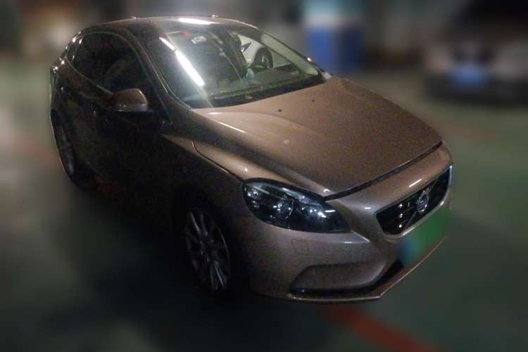Used Volvo V40 2016 T4 Smart Luxury Edition Front Right 45 Deg