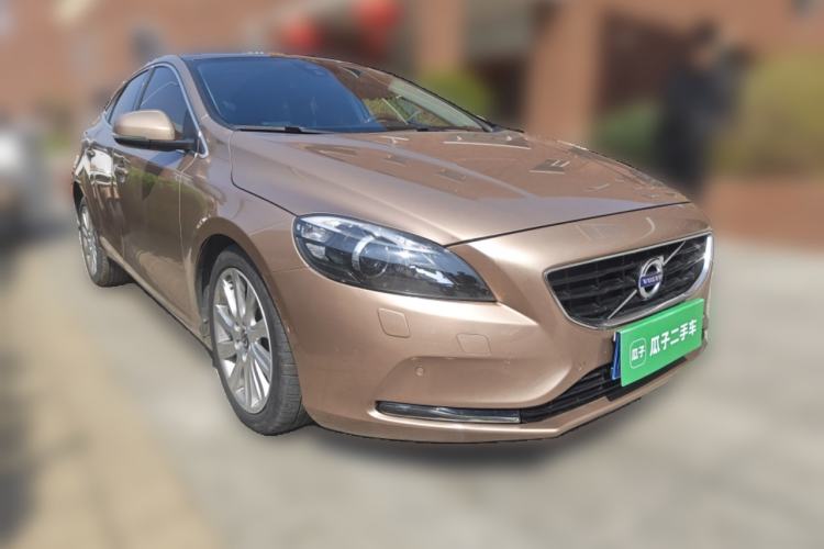Used Volvo V40 2016 T4 Smart Luxury Edition Front Right 45 Deg
