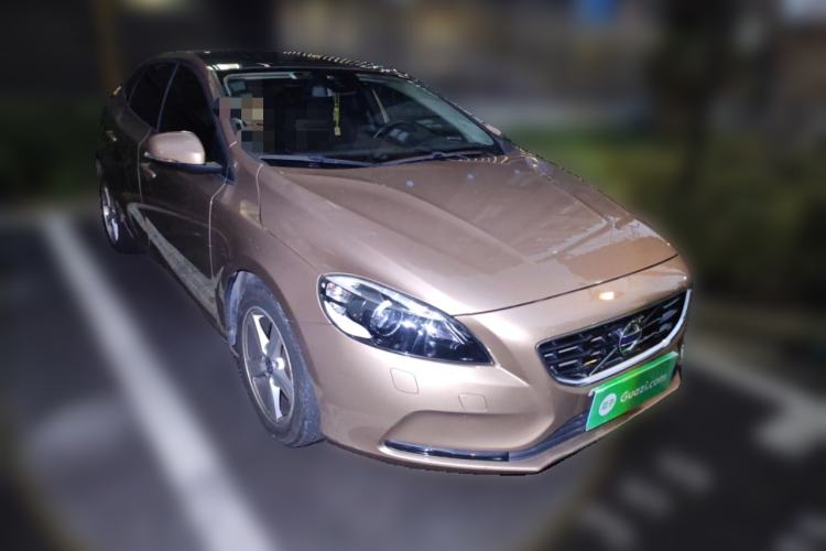 Used Volvo V40 2016 T3 Zhiyi Edition Front Right 45 Deg