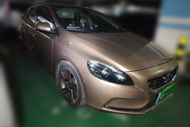 Used Volvo V40 2016 T3 Zhiyi Edition Front Right 45 Deg