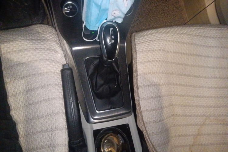 Used Volvo V40 2016 T4 Smart Luxury Edition Gear Lever