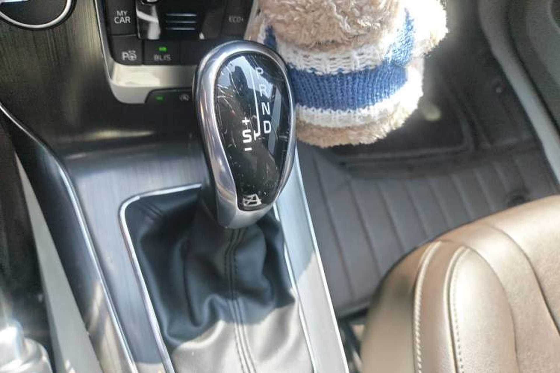 Used Volvo V40 2016 T4 Smart Luxury Edition Gear Lever