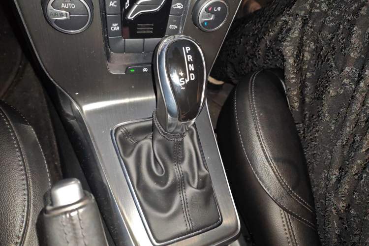 Used Volvo V40 2016 T3 Zhiyi Edition Gear Lever
