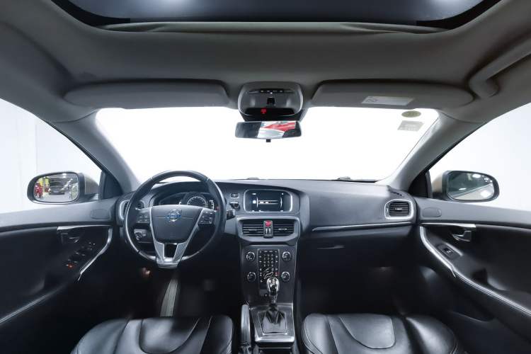 Used Volvo V40 2016 T3 Zhiyi Edition Interior 1