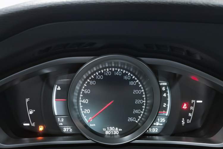 Used Volvo V40 2016 T3 Zhiyi Edition Odometer Close Up
