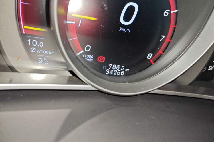 Used Volvo V40 2016 T3 Zhiyi Edition Odometer Close Up
