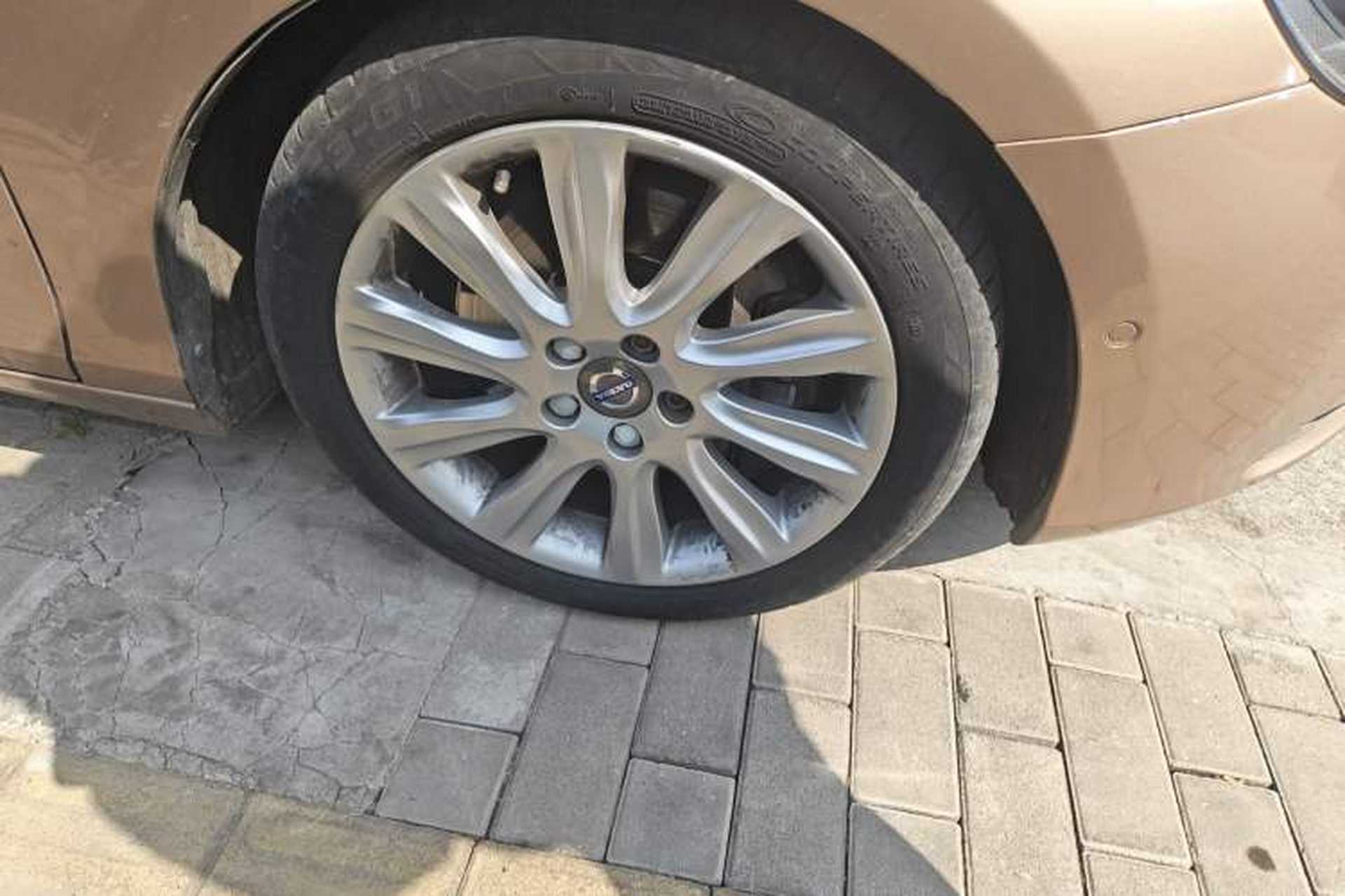 Used Volvo V40 2016 T4 Smart Luxury Edition Right Front Wheel Hub