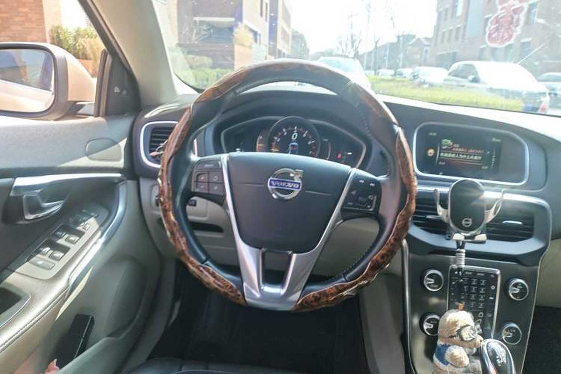 Used Volvo V40 2016 T4 Smart Luxury Edition Steering Wheel