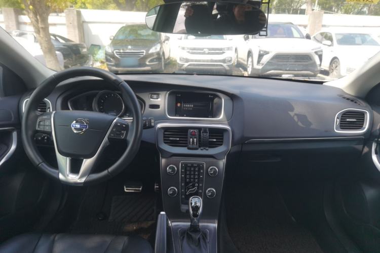 Used Volvo V40 2016 T3 Zhiyi Edition Center Console