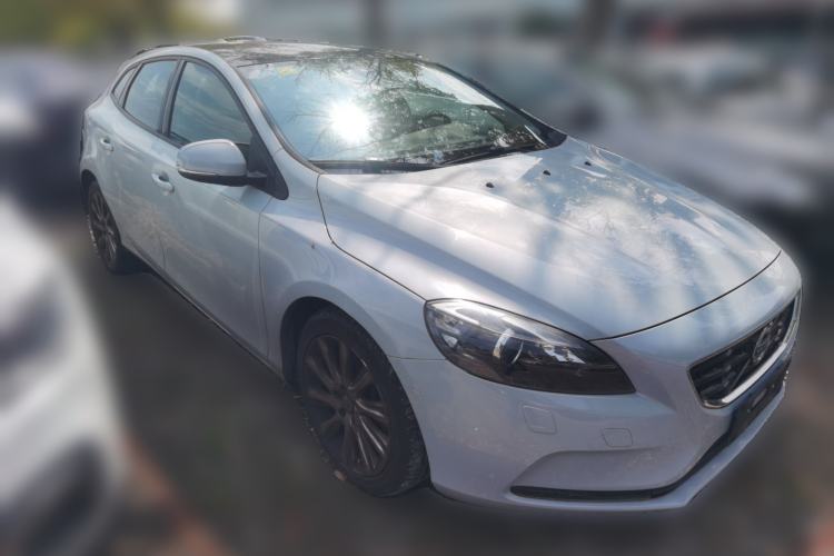 Used Volvo V40 2016 T3 Zhiyi Edition Front Right 45 Deg